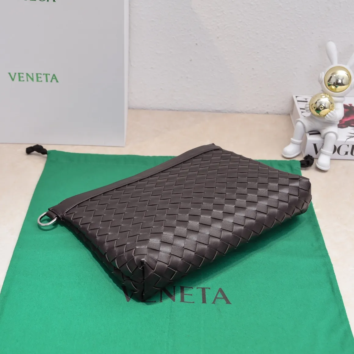Batch 1360 Bottega Veneta's Bottega Veneta handbag transforms into a man in seconds ⌨️The texture is great! The weaving process is exquisite, simple and elegant, and it perfectly matches any clothes! Whether you are out on the street or on a date, it can instantly improve your overall taste. It can not only hold your wallet and mobile phone, but also the charm of your male god. Style number: 6518 Size: 33*22*7cm